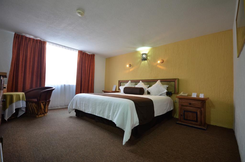 Howard Johnson By Wyndham Morelia Calle Real Екстер'єр фото